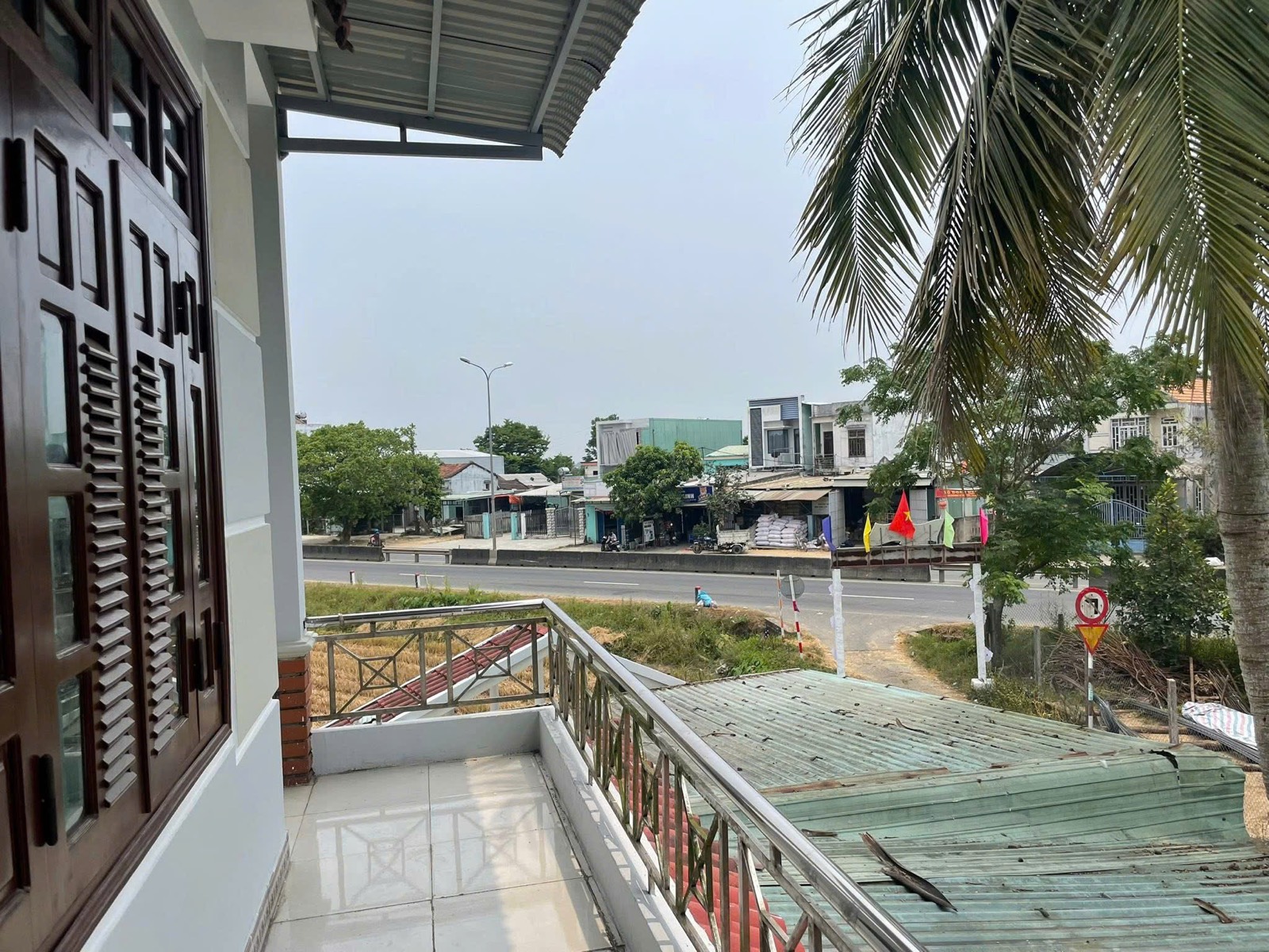 Ban công tầng 2 nhìn ra mặt đường QL1A