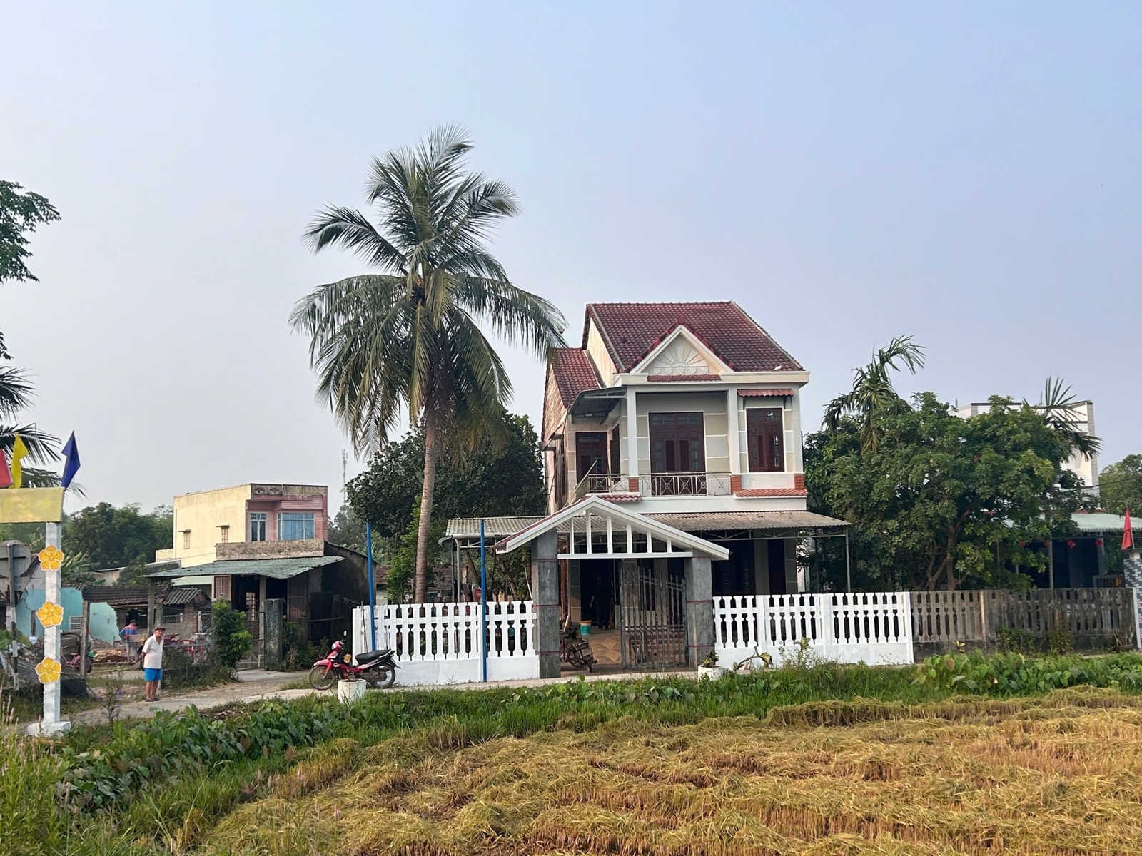Mặt tiền Nhà Bình An nhìn từ ruộng lúa