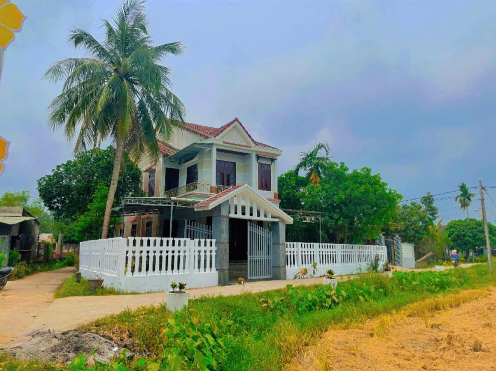 Toàn cảnh căn nhà và hàng rào trắng