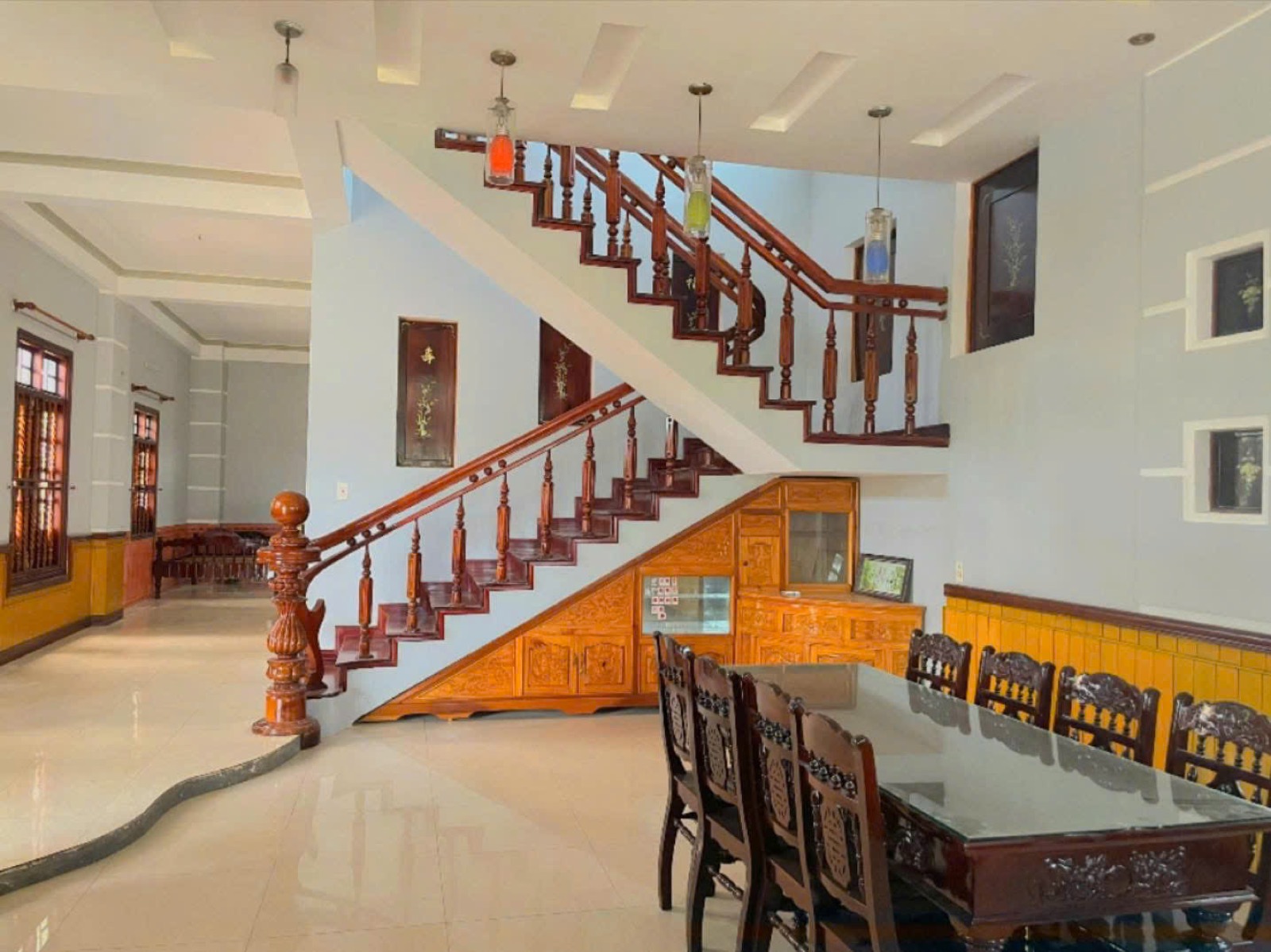 Phòng khách rộng và cầu thang gỗ