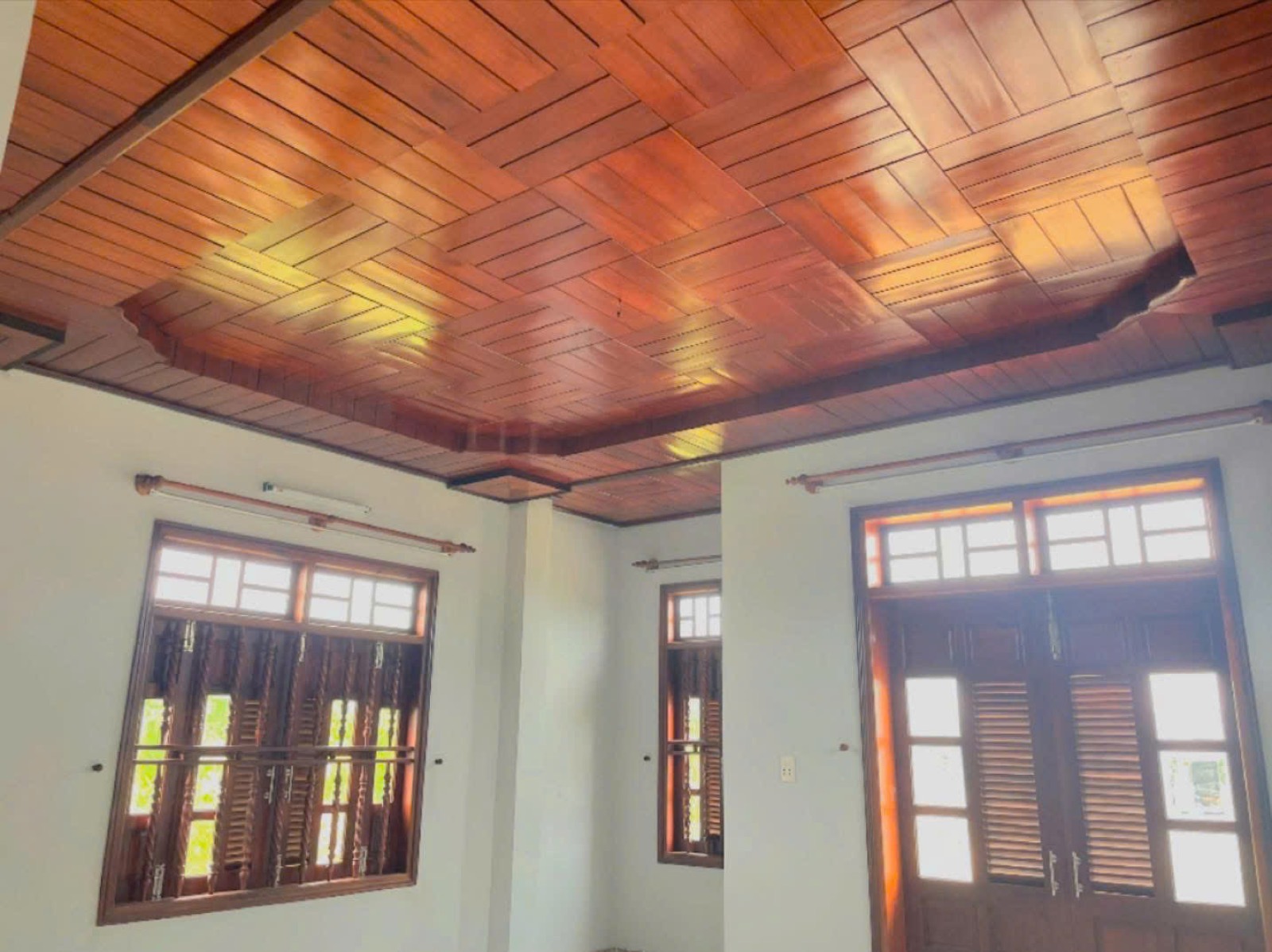 Phòng tầng 2 trần la phông gỗ